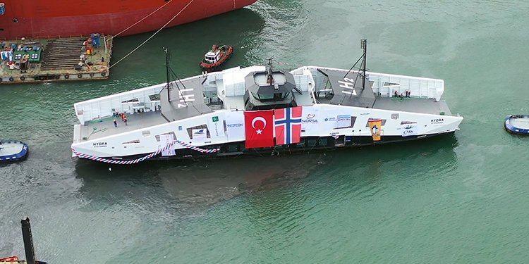 DÜNYANIN İLK HİDROJEN YAKITLI FERİBOTU TUZLA’DA SUYA İNDİ