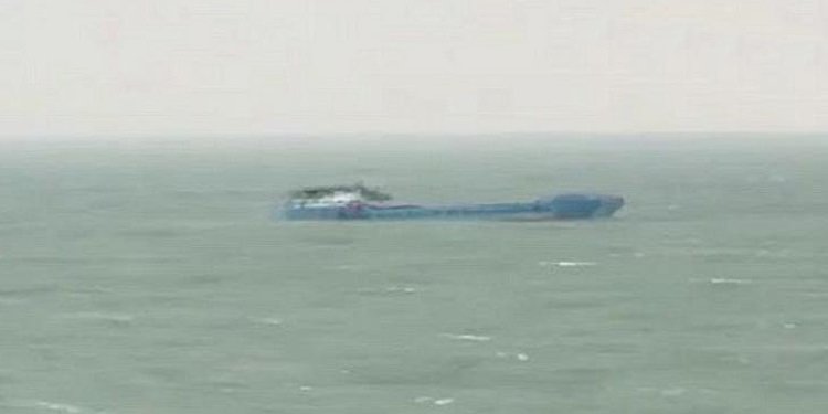 BASRA KÖRFEZİ’NDE DEMİR YÜKLÜ İRAN GEMİSİ BATTI