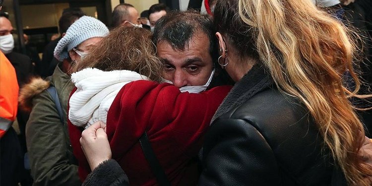 KORSANLARIN ELİNDEN KURTARILAN DENİZCİLER YURDA DÖNDÜ