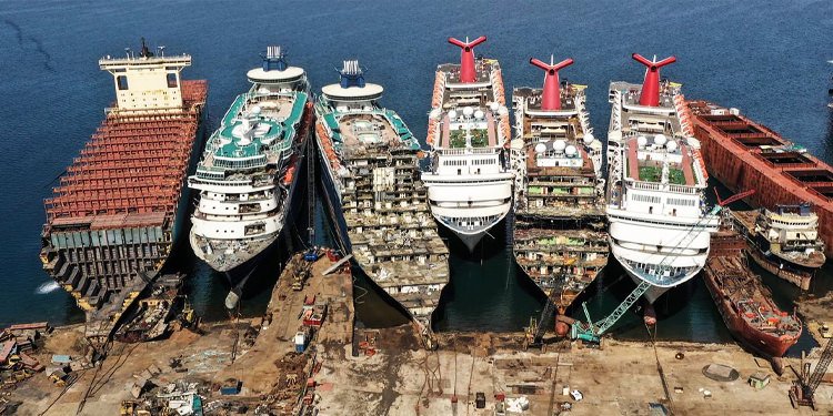 VESSELS COMING FOR SHIP DISMANTLING DECREASED IN AGE AND INCREASED IN DIMENSION