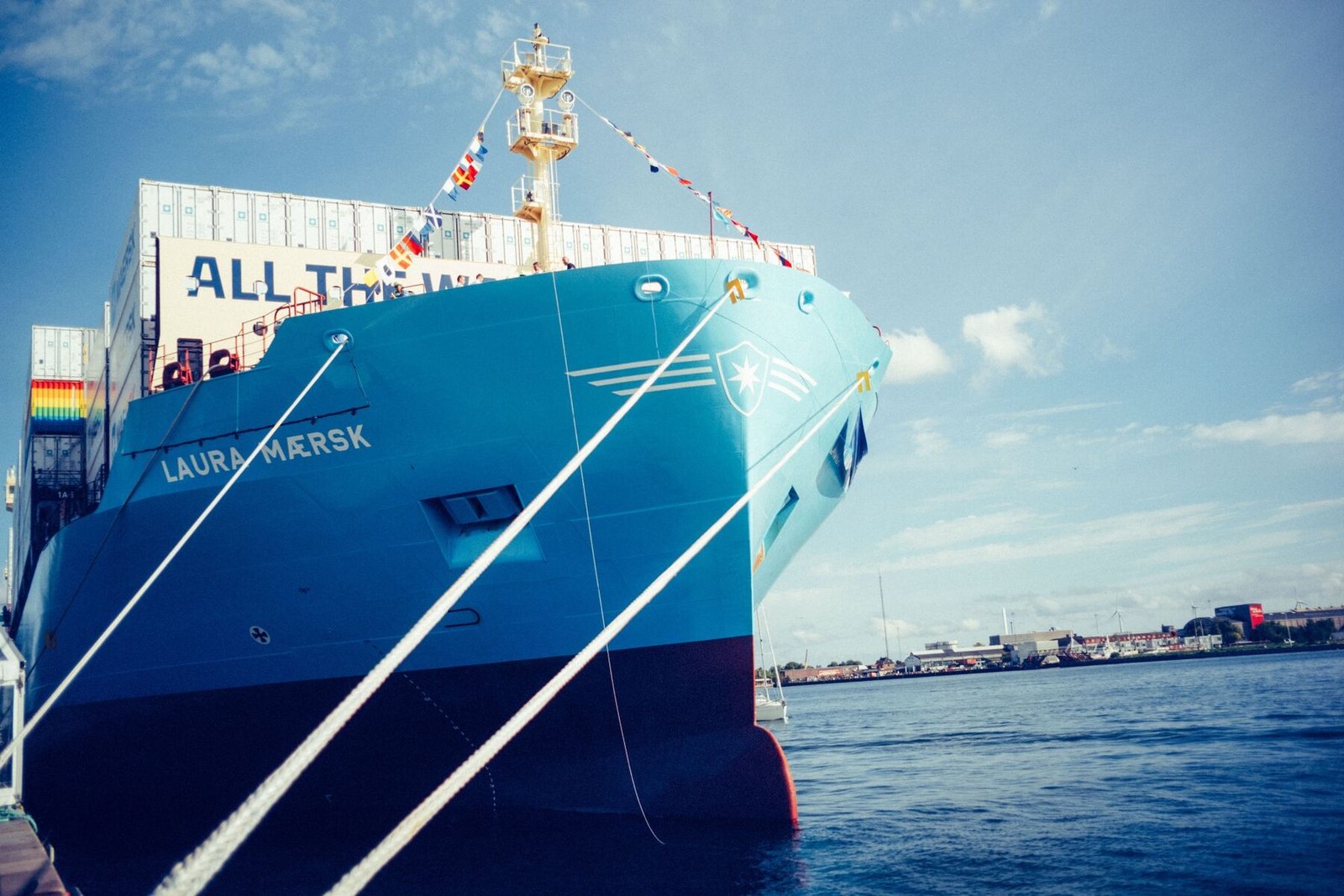 DÜNYANIN İLK YEŞİL METANOL’LE ÇALIŞAN GEMİSİ LAURA MAERSK DENİZE İNDİRDİ