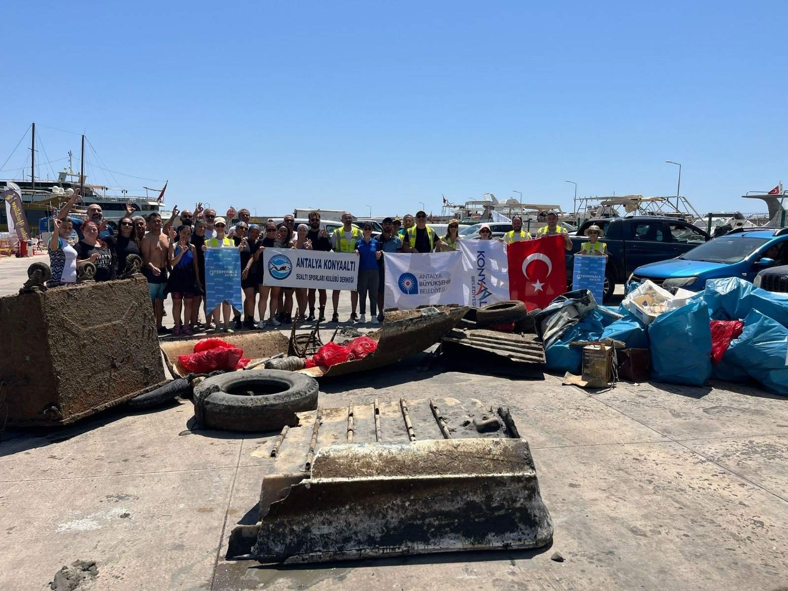 QTerminals Antalya’dan balıkçı barınağı temizliğine destek