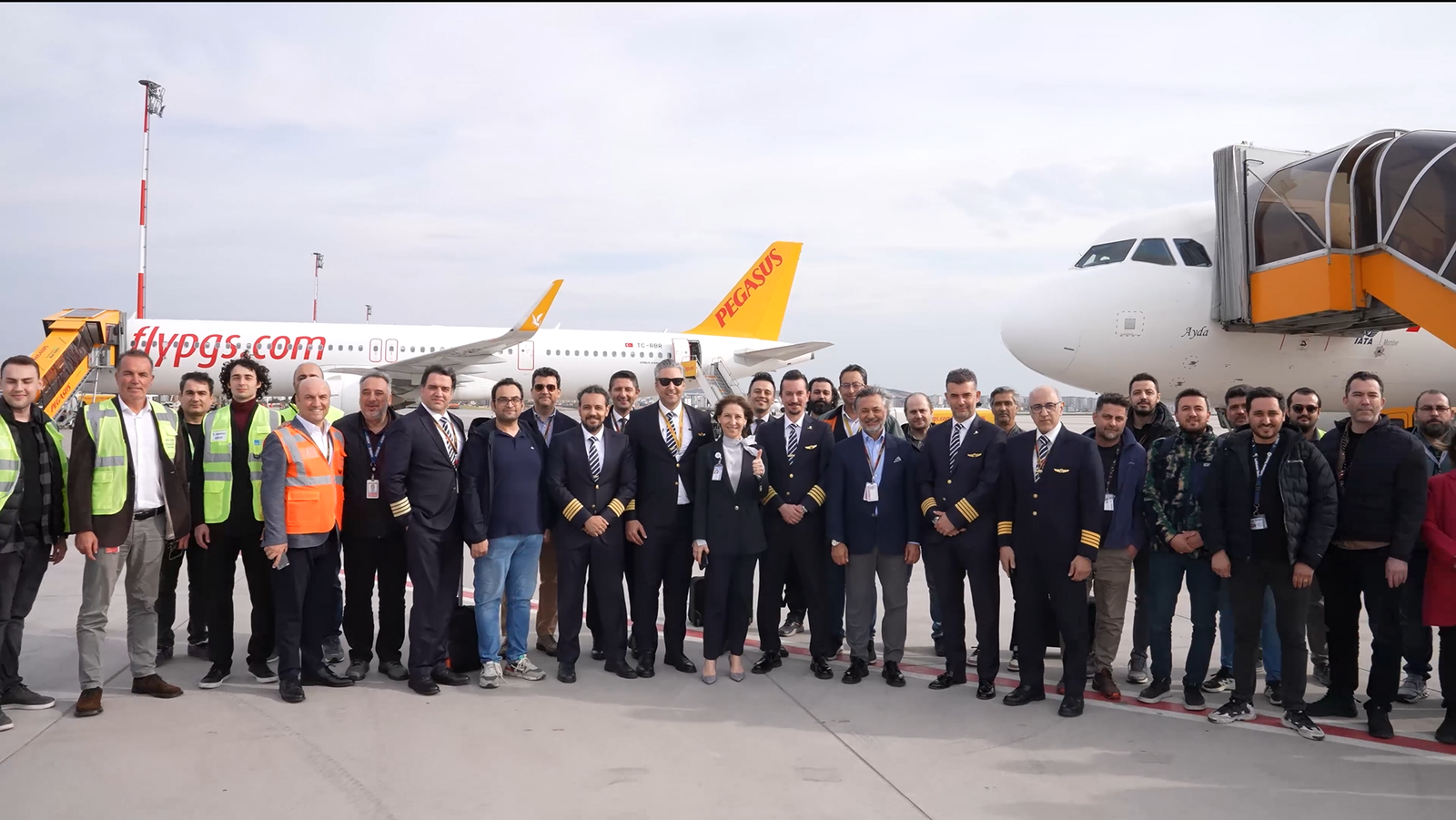 İran’da mahsur kalan Pegasus Uçağı 52 gün sonra Sabiha Gökçen’de alkışlarla karşılandı
