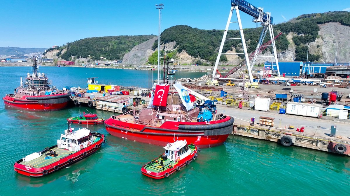 MED MARINE Filosuna Katılacak İki Yeni Ramparts 2500-W Kardeş Römorkörü Suyla Buluştu
