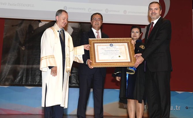 PRÜ’DEN SUAT HAYRİ AKA’YA FAHRİ DOKTORA