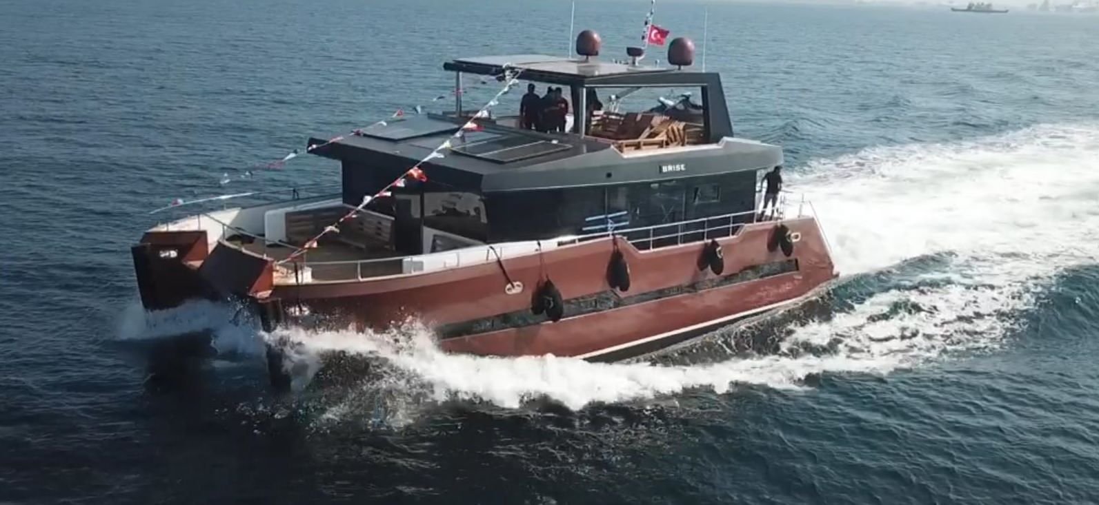 AYDEN MARİNE DİZAYNI KATAMARAN MOTORYAT SUYA İNDİ