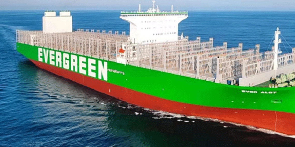 DÜNYANIN EN BÜYÜK KONTEYNER GEMİSİ SUYA İNDİ