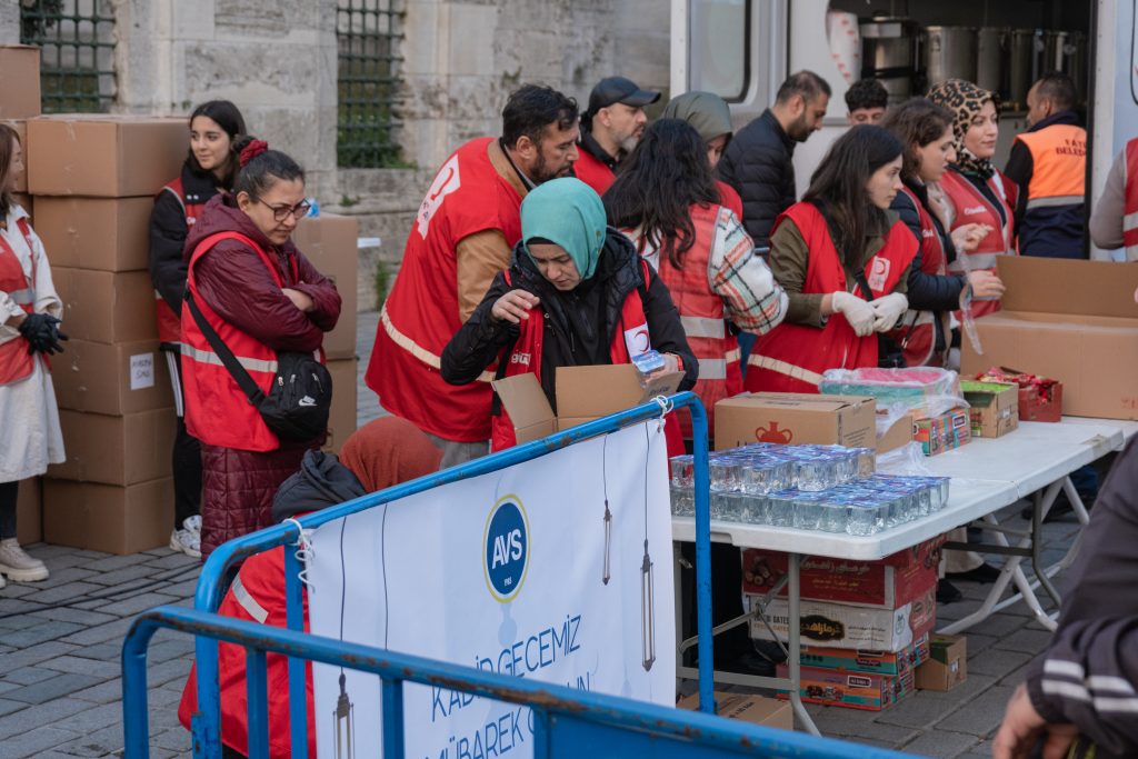AVS’DEN GELENEKSELLEŞEN İFTAR YEMEĞİ YERİNE KIZILAY’A BAĞIŞ 3 IMG 9543