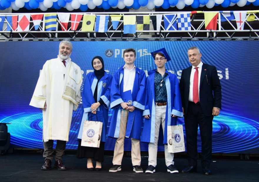 PİRİ REİS ÜNİVERSİTESİ'NDE MEZUNİYET TÖRENİ GERÇEKLEŞTİ 2 6 2 002