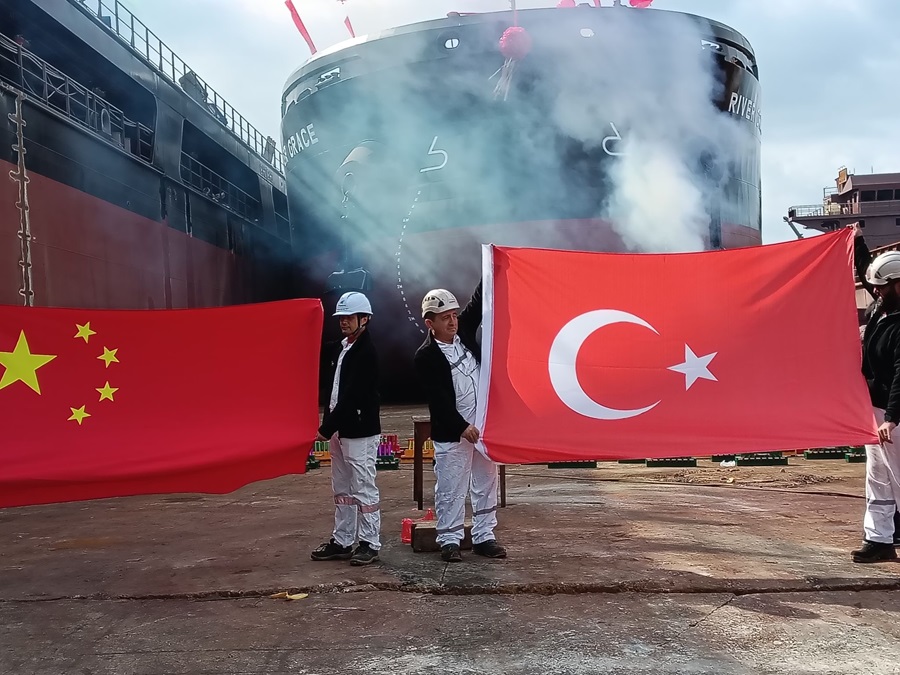 YAF Group’tan Çin’de Büyük Başarı: 8330 DWT SEA-RIVER TYPE Gemileri Suya İndirildi 6 r 2
