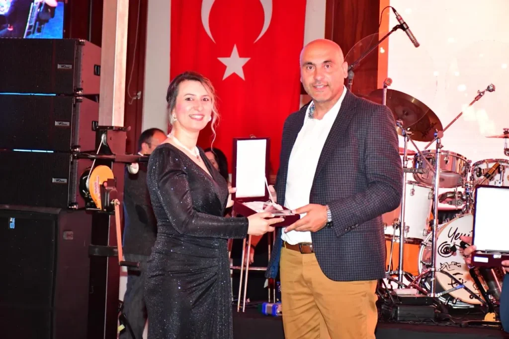 DEFAV’ın 28. Dayanışma Gecesi Büyük Katılımla Gerçekleşti 7 whatsapp image 2025 05 26 at 011656 2 68340860d8cf1