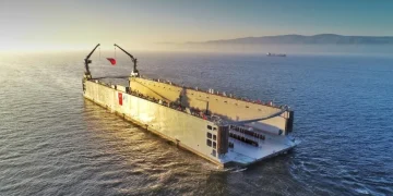 Hat-San’ın 230 metrelik yüzer havuzu suya indirildi 21 Hat-San’ın 230 metrelik yüzer havuzu suya indirildi